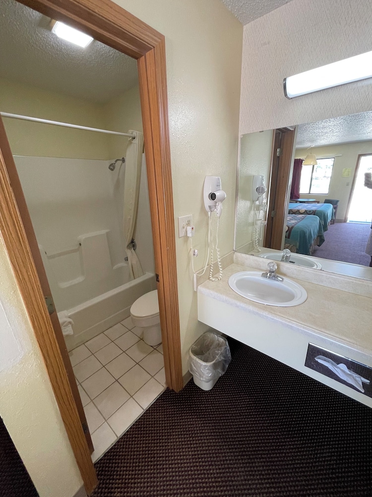 Standard Room, 2 Queen Beds, Non Smoking - Photo 12