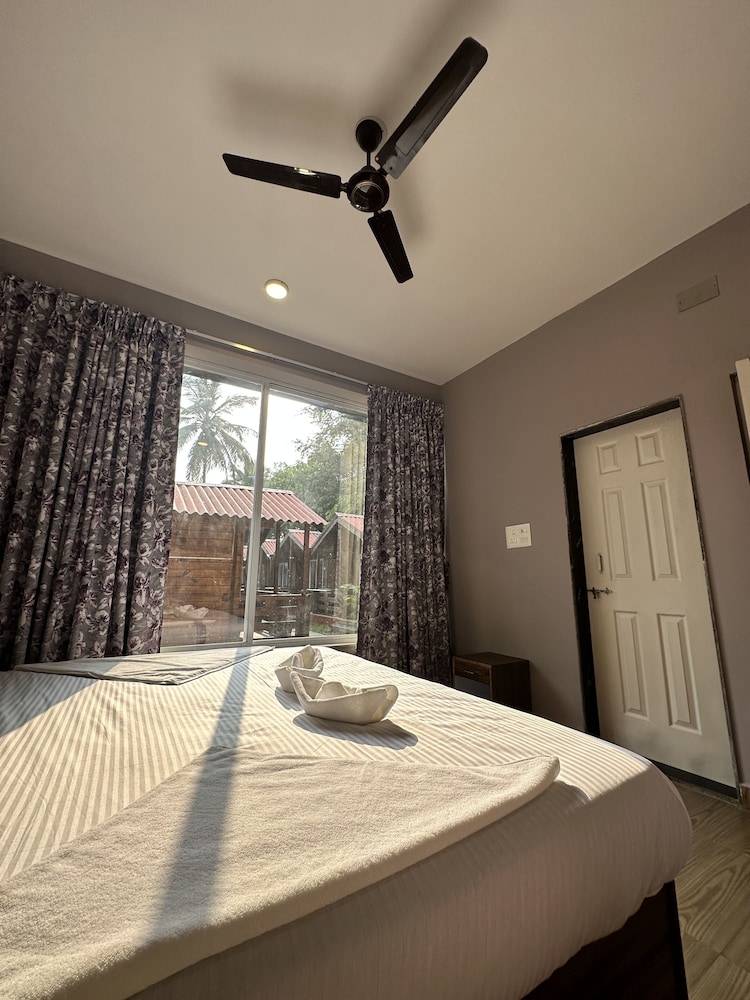 Deluxe Room - Photo 20