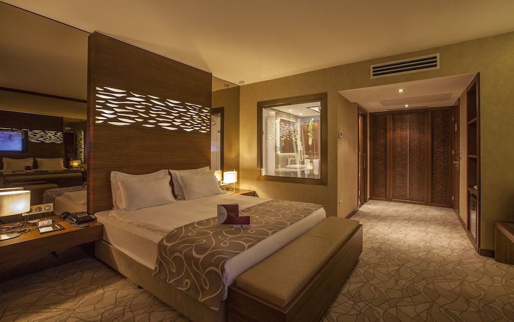 Grand Deluxe Twin Bed Room - Photo 2