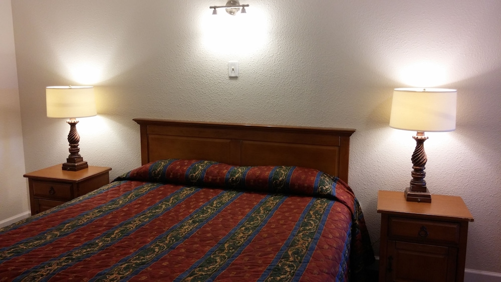 Deluxe Room, 1 King Bed photo 2