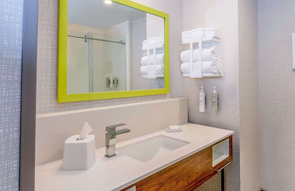 Room, 2 Queen Beds, Accessible, Bathtub - Photo 4