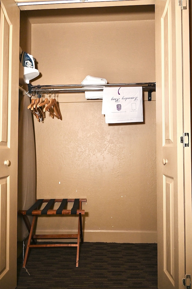 Single Room, 1 King Bed, Non Smoking photo 2