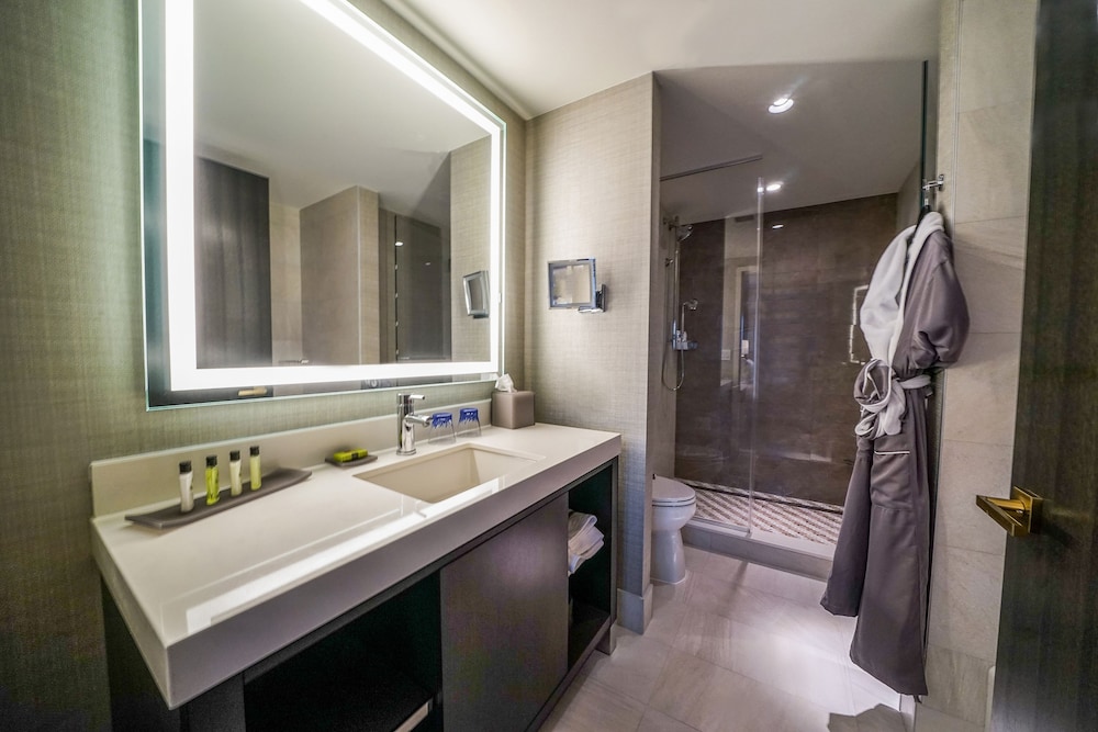 Junior Suite, 1 King Bed, Balcony, River View (Juliet Balcony) thumbnail 5
