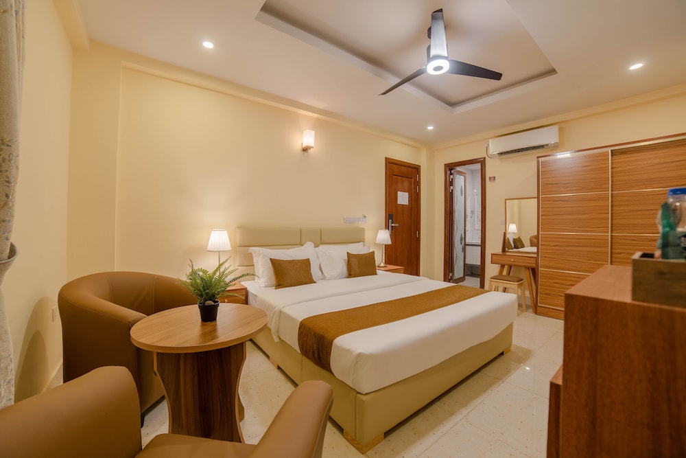 Deluxe Cityview Queen with Balcony (Free Return Airport Transfer and Breakfast Included) - Photo 1
