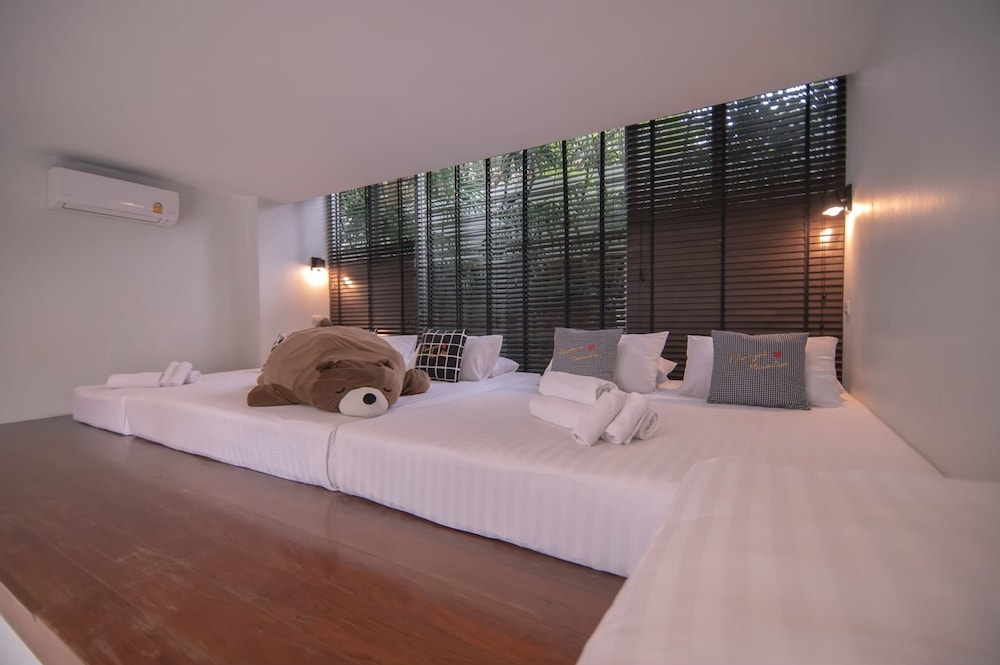 Superior Studio, Poolside --> Superior Studio, Poolseite