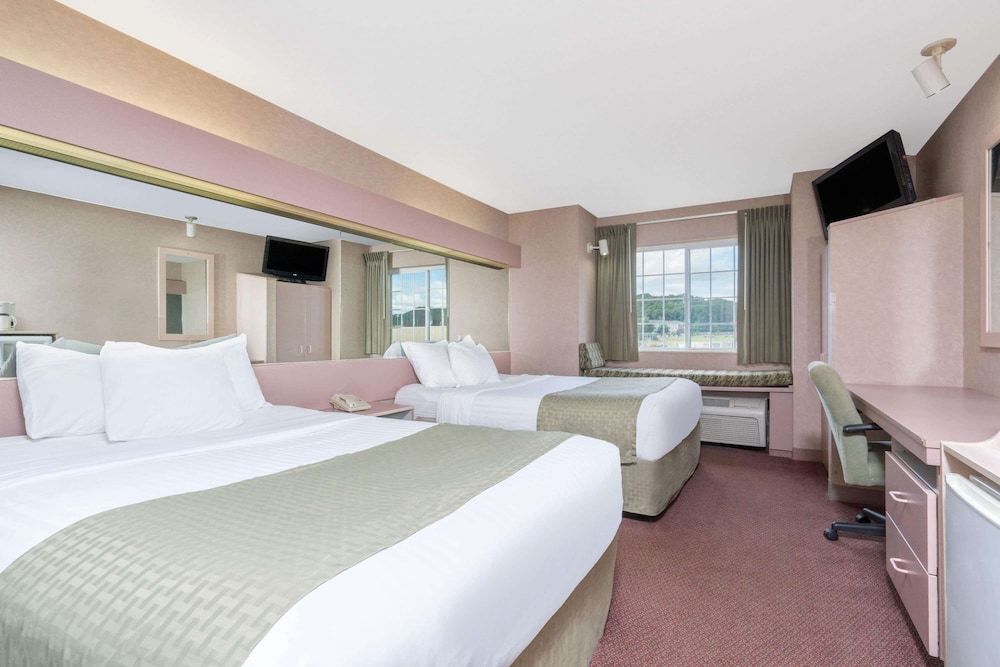 Standard Room, 2 Queen Beds - Photo 3