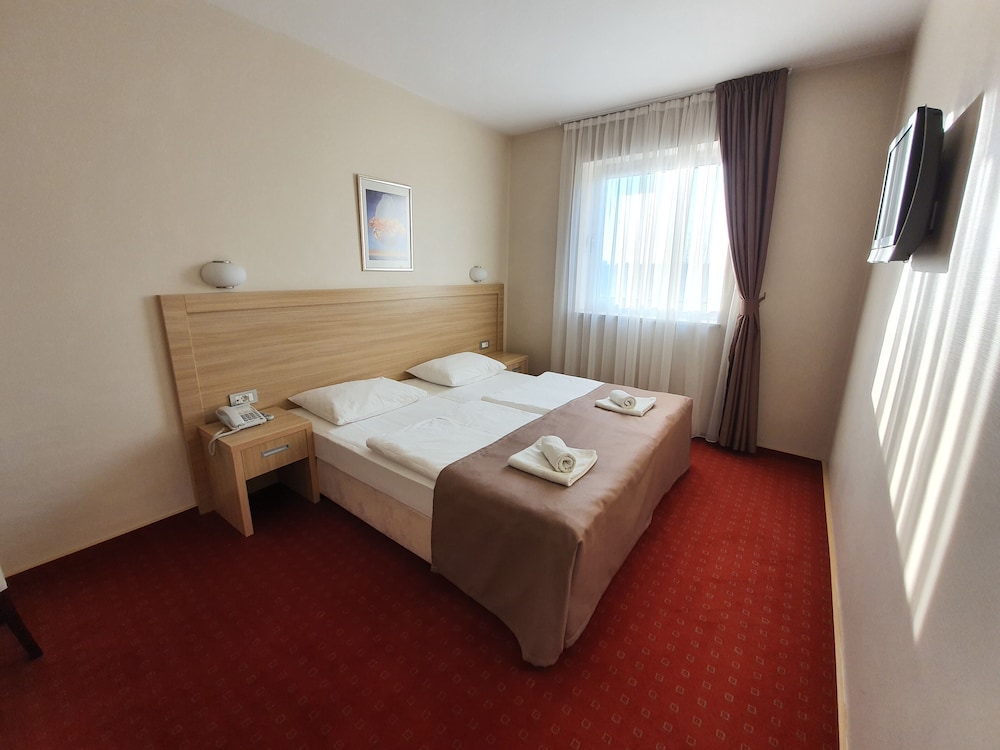 Classic Double or Twin Room, City View photo 3