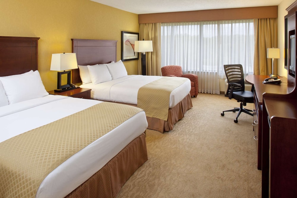 Room, 2 Queen Beds, Accessible (Roll in Shower) - Photo 1