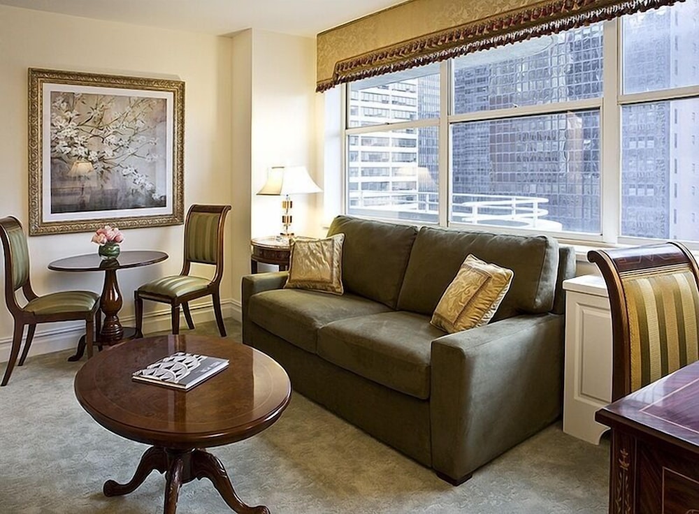 Luxury One Bedroom Suite - King Bed photo 3
