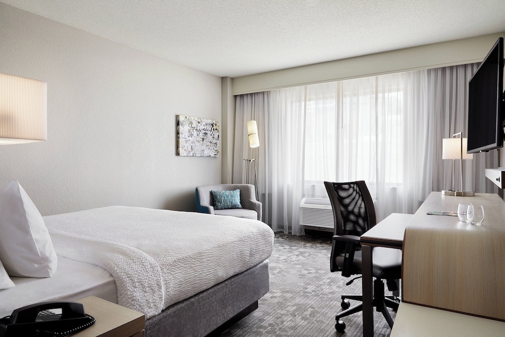 Room, 1 King Bed, Non Smoking, Balcony - Photo 4