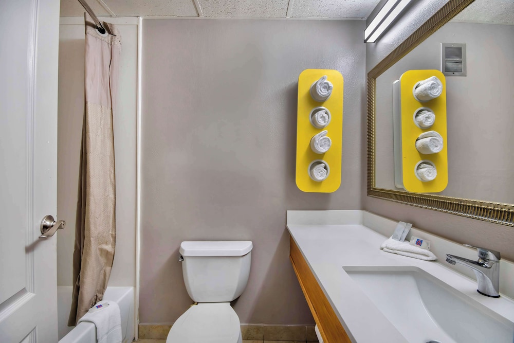 Standard Room, 2 Double Beds, Non Smoking - Photo 6