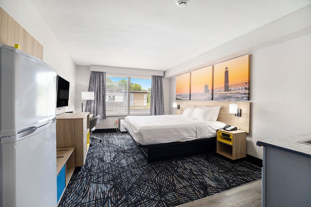 Deluxe Room, 1 King Bed, Non Smoking - Photo 2