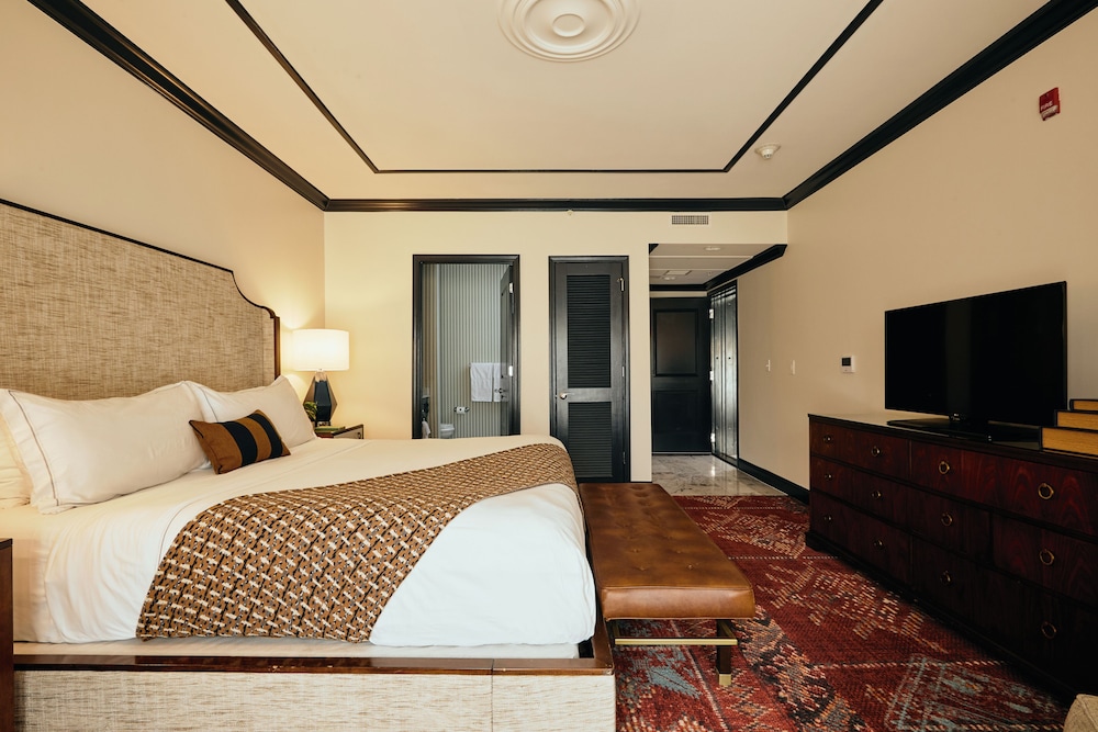Signature Suite, 1 King Bed with Sofa bed photo 3