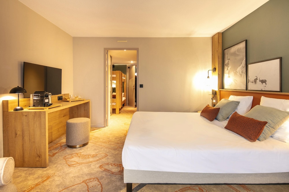 Quadruple Room with Mountain View photo 2
