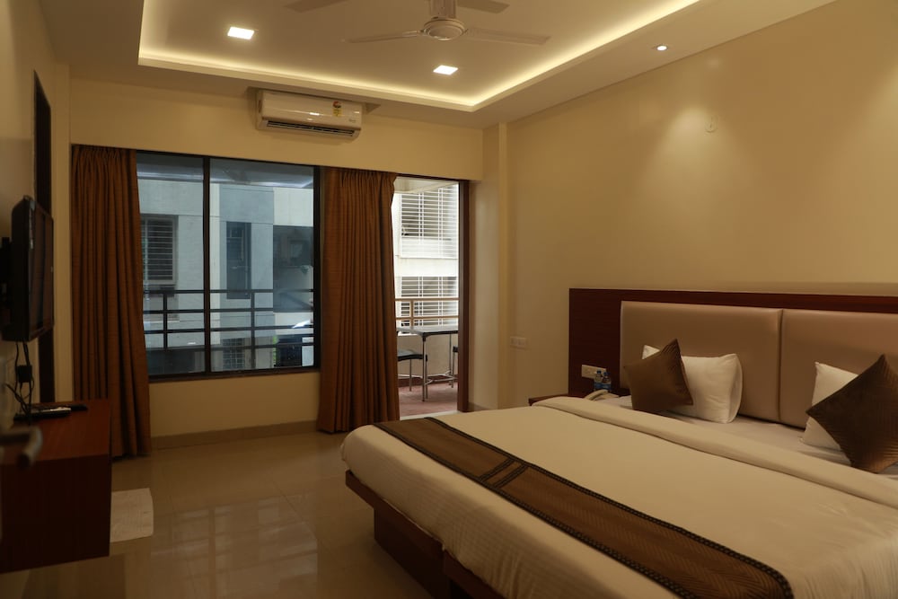 Deluxe Double Room with Balcony - Photo 10