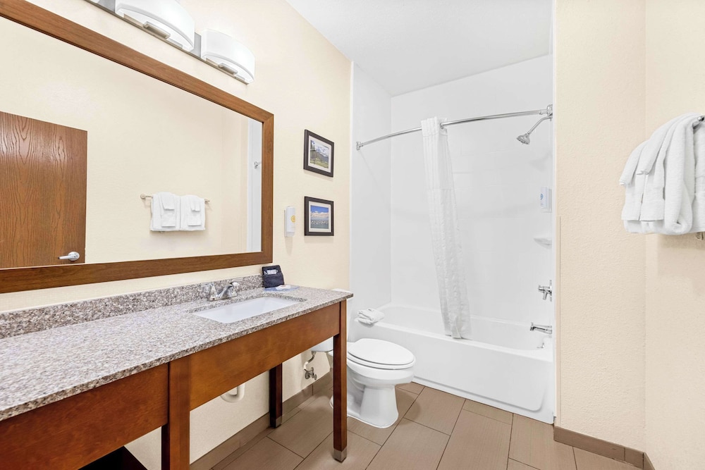 1 King Bed, 1 Queen Bed, Suite, Nonsmoking - Photo 7