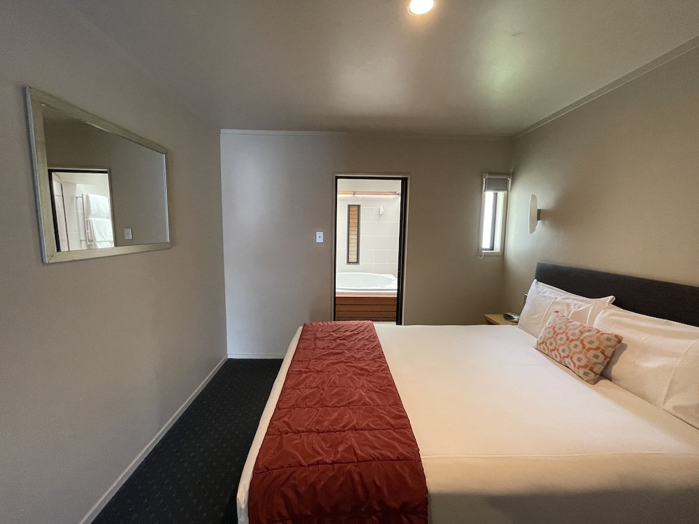 Standard Suite, 1 Bedroom, Non Smoking, Kitchenette (With Spa Pool) photo 2