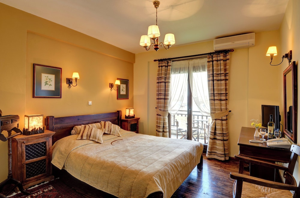 Basic Double or Twin Room, Lake View photo 1