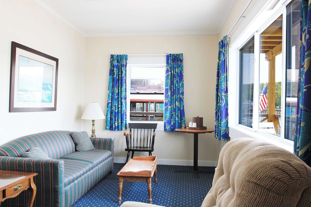 King Corner Suite Inner/Full Harbor