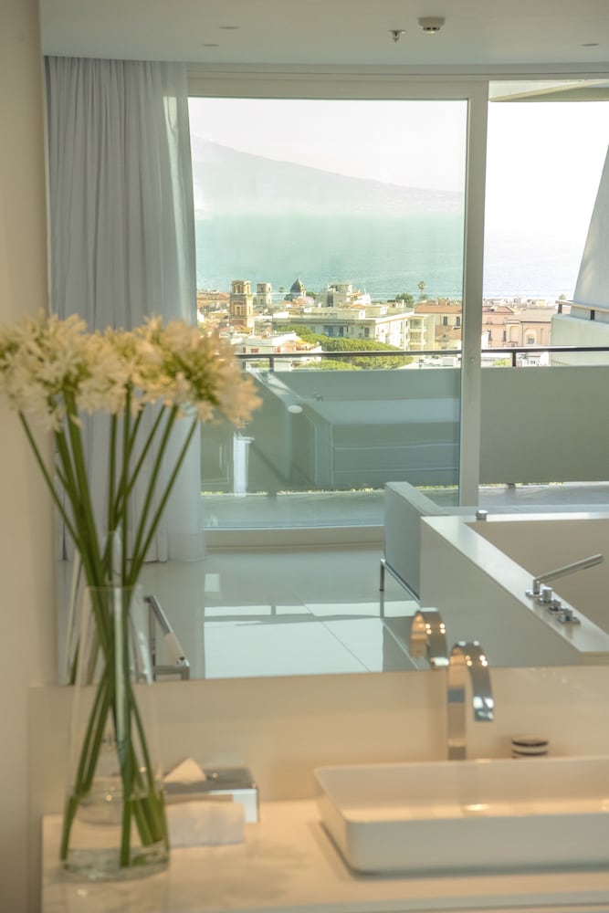 Suite, 1 King Bed (Surya) thumbnail 6