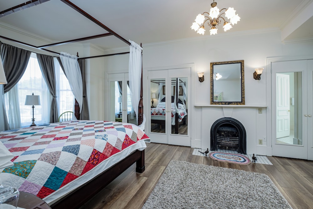 The Trinity Bay Room with jacuzzi bath