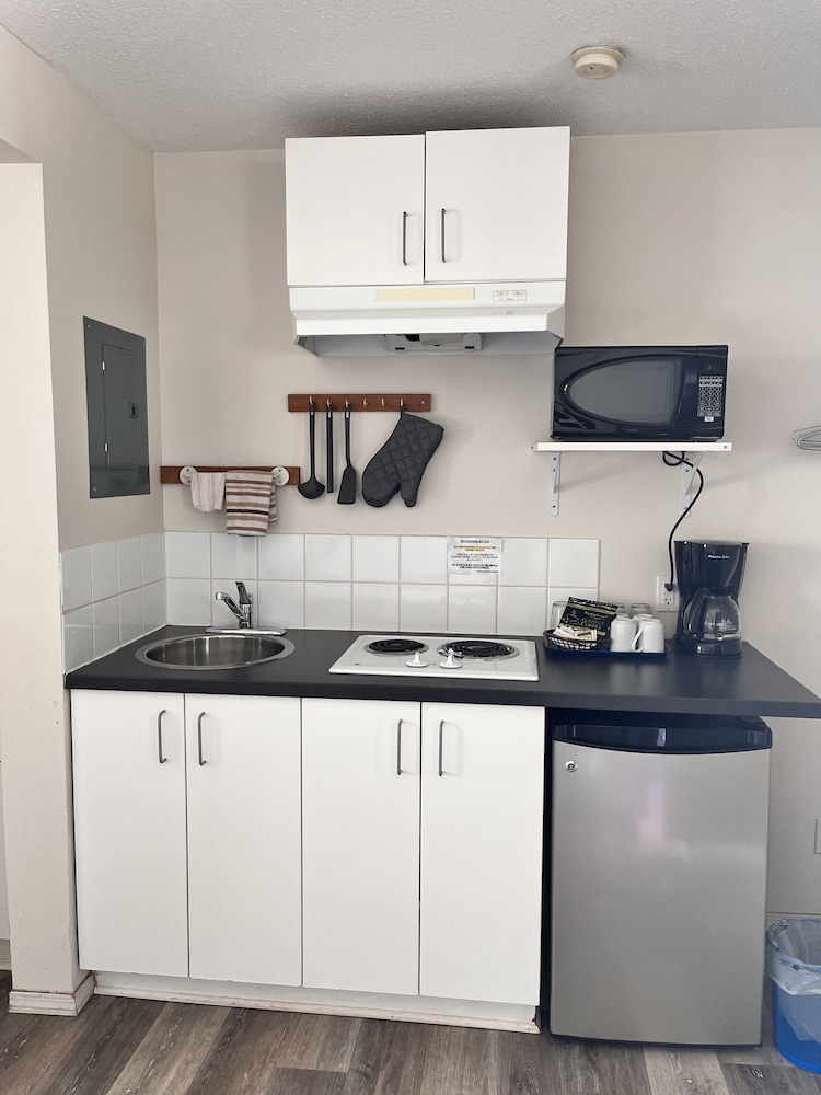 Economy Quadruple Room, 2 Queen Beds, Kitchenette photo 2