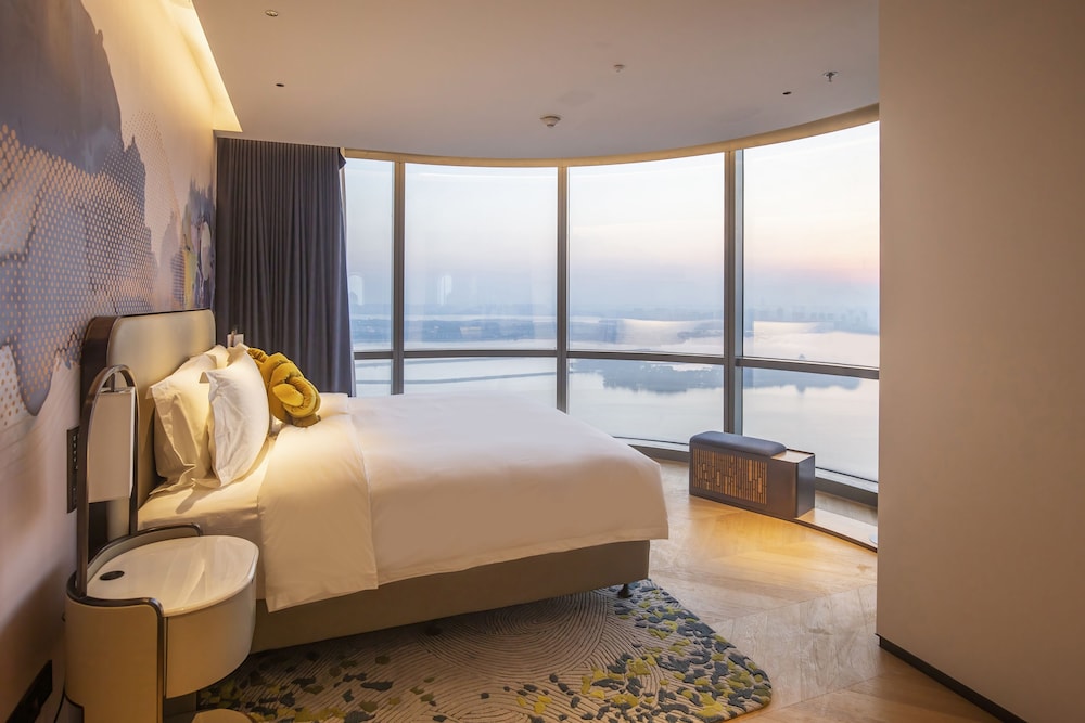 Suite (Magnificent)