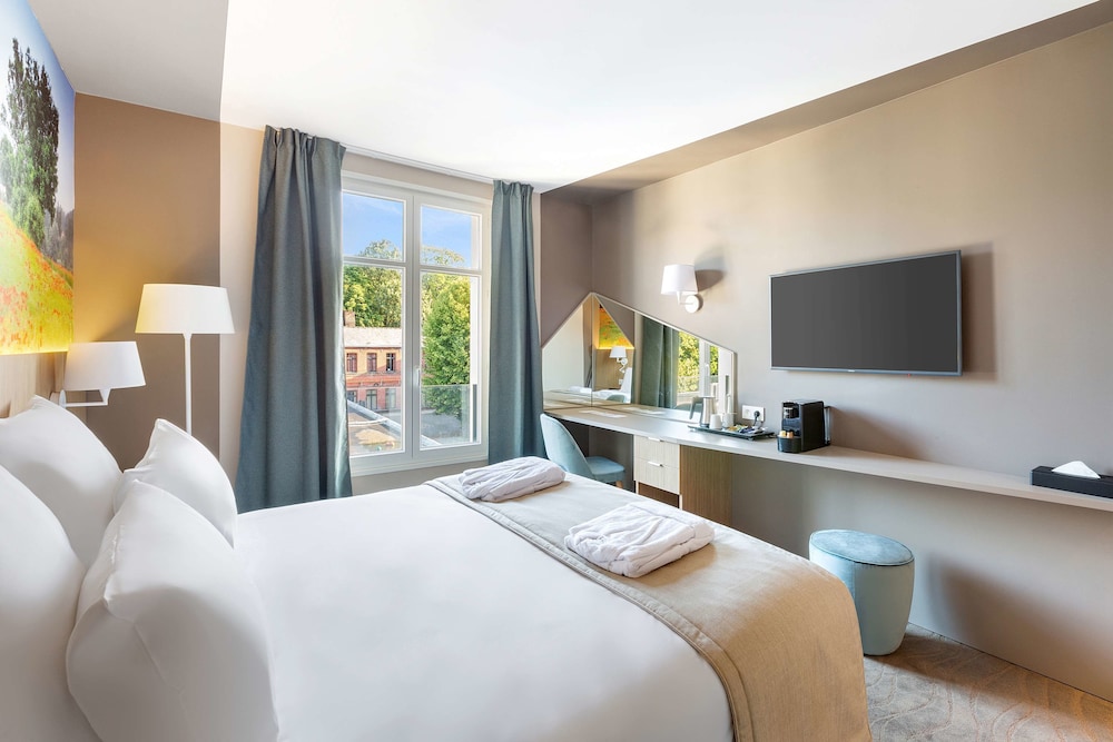 Superior Room, 1 King Bed, Non Smoking, Park View (Shower Only) - Photo 6