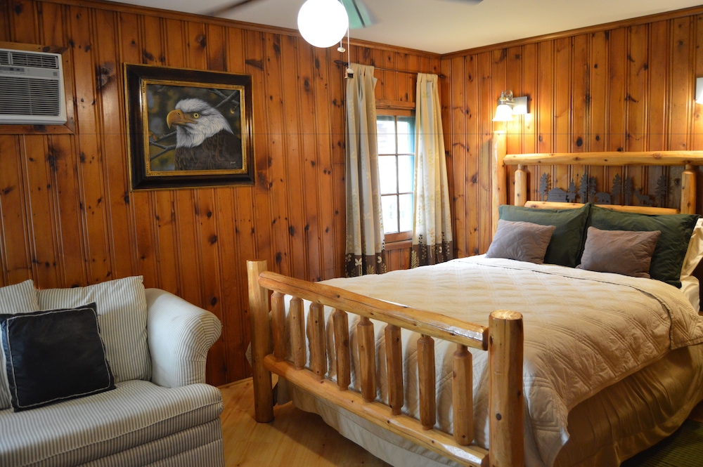 Cabin, 1 Queen Bed With Sofa Bed (Twain) photo 1