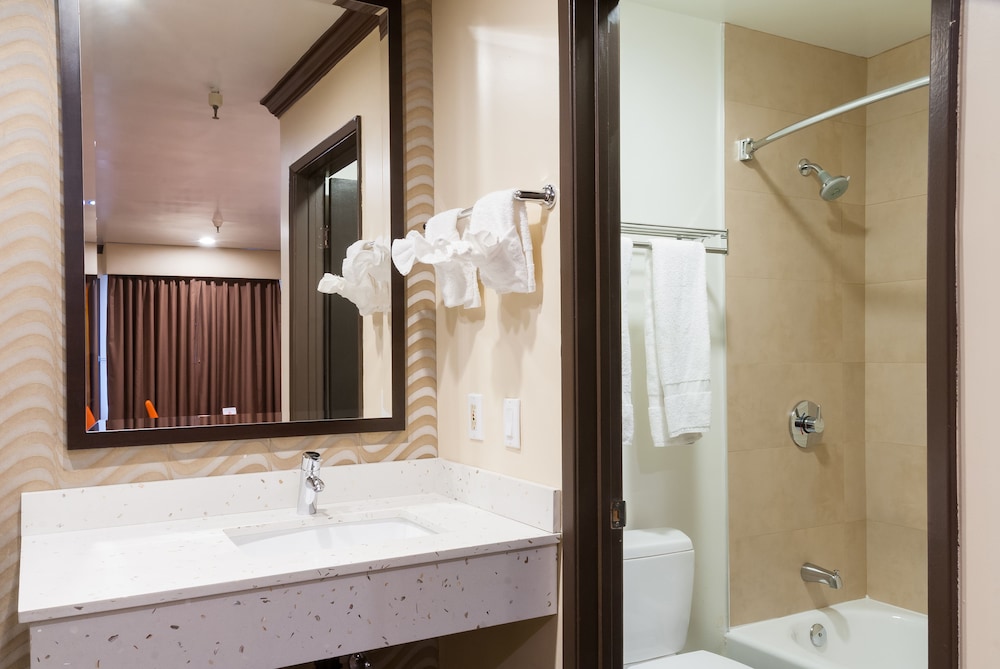 Deluxe Room With 2 Queen Beds - Photo 6