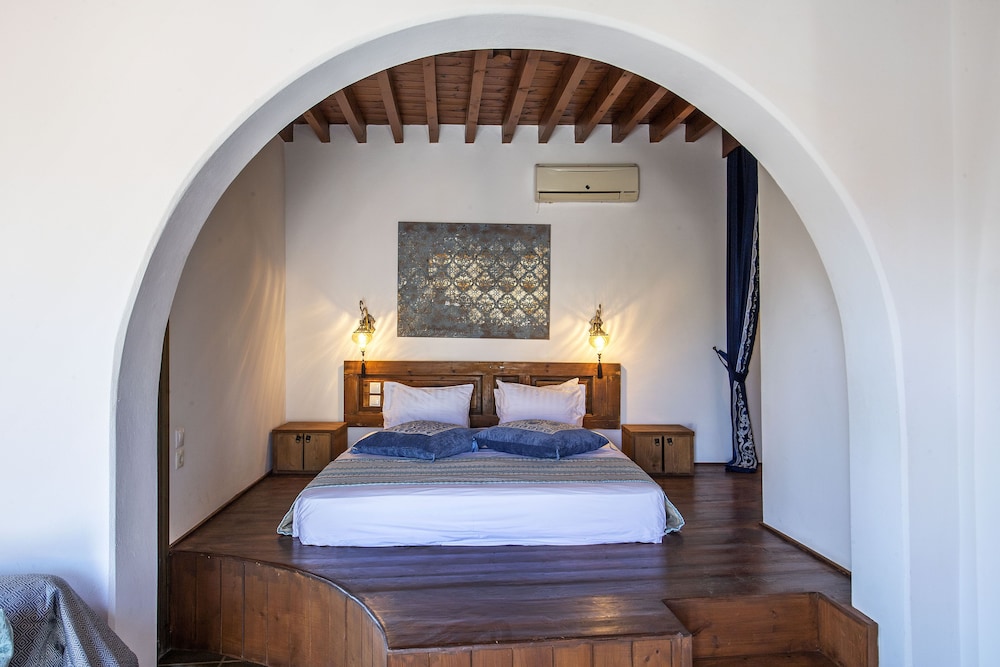 Romantic Studio Suite, 1 King Bed, Courtyard View photo 1