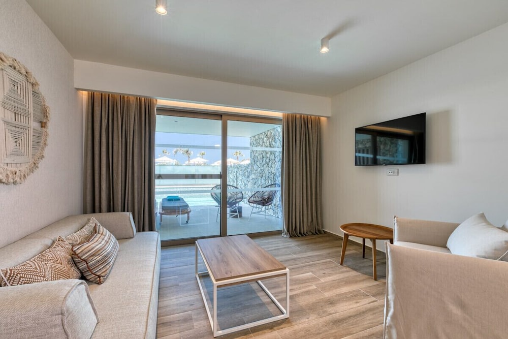 Junior Suite, Private Pool (Triple) photo 3
