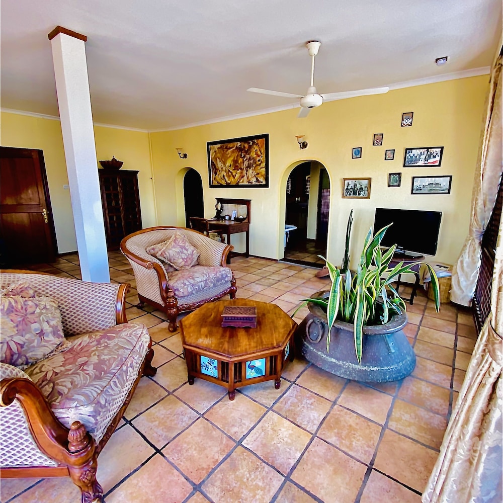 Royal Suite, 1 King Bed, Partial Ocean View, Executive Level photo 3