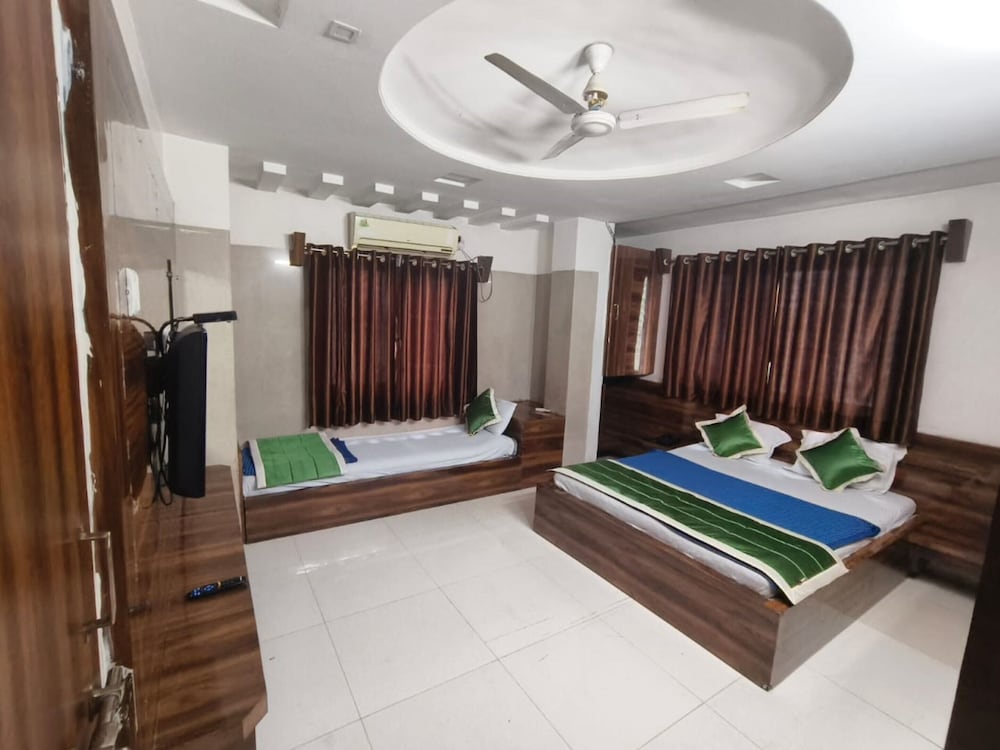 Deluxe Triple Room, City View photo 2