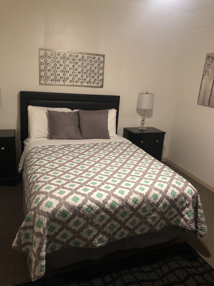 Comfort Room, 1 Queen Bed, Courtyard View photo 3