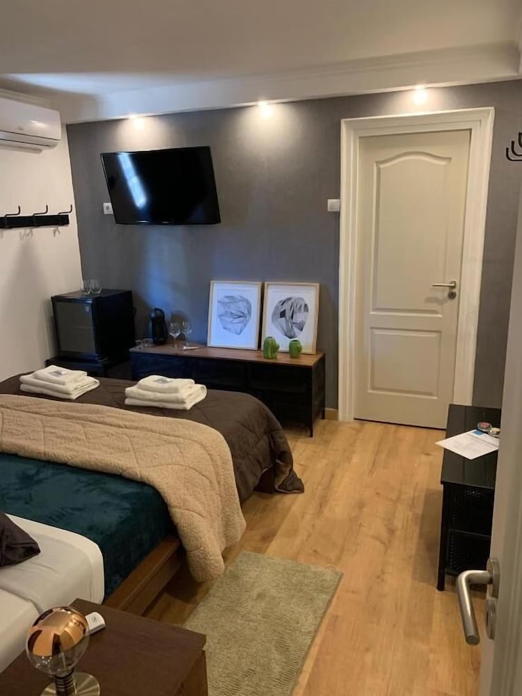 Basic Suite, 1 Queen Bed, Private Bathroom photo 1