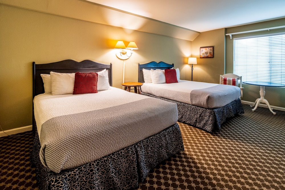 Standard Room, 2 Queen Beds - Photo 1