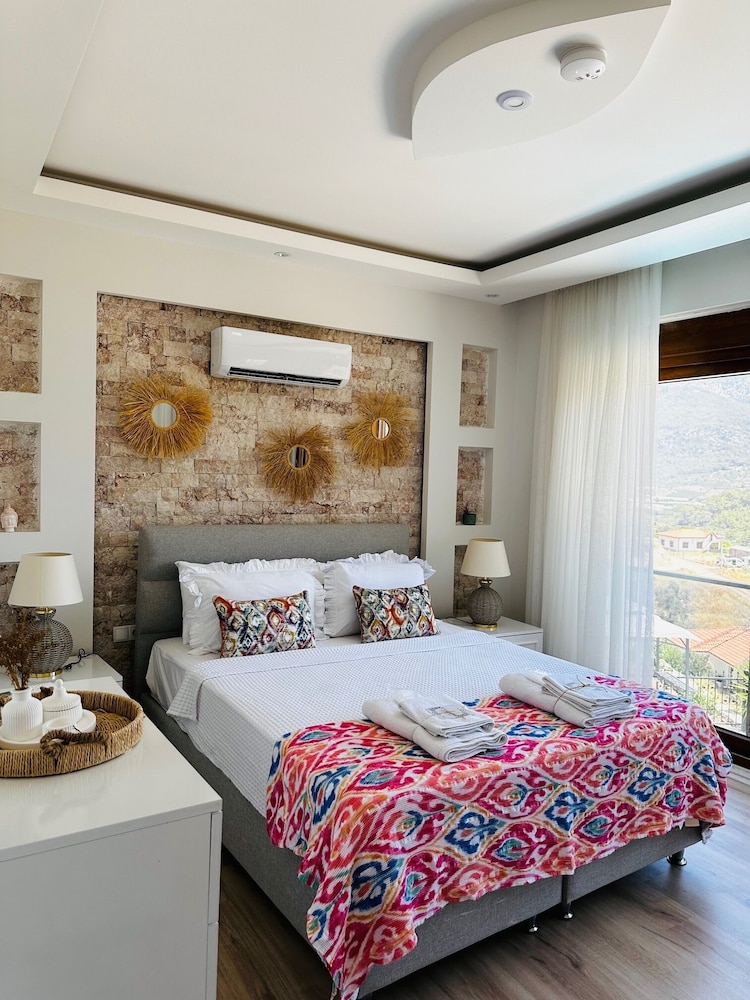 Standard Room, 1 Queen Bed, Pool View photo 1