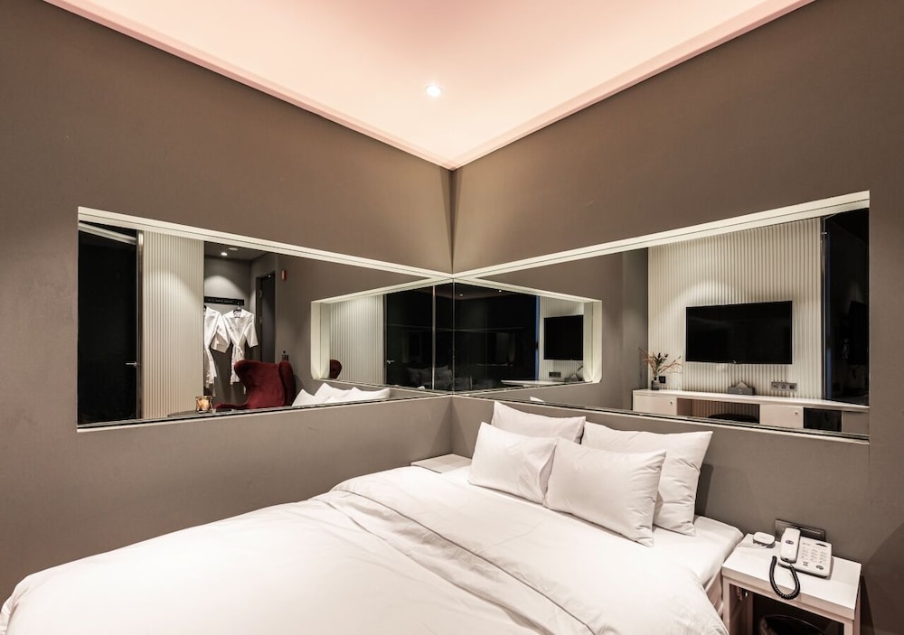Deluxe Double Room (Netflix/ Youtube Available on TV) - Photo 19