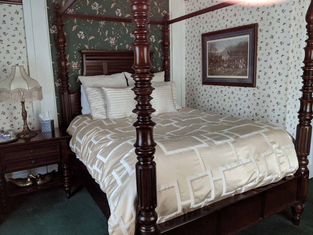 Premium Room, 1 Queen Bed, Fireplace, Garden View (Wadsworth) photo 2