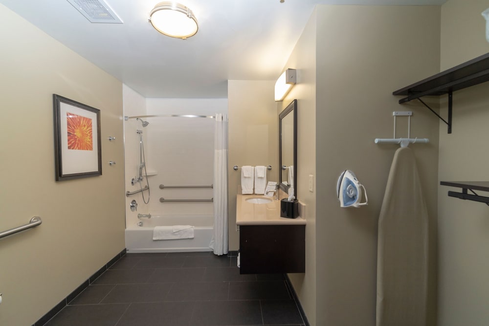 Room, Multiple Beds, Accessible (Mobility, Accessible Tub)