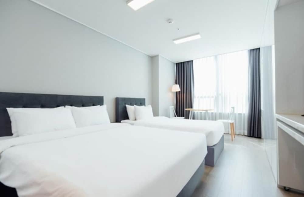 Family Twin Room - Photo 1