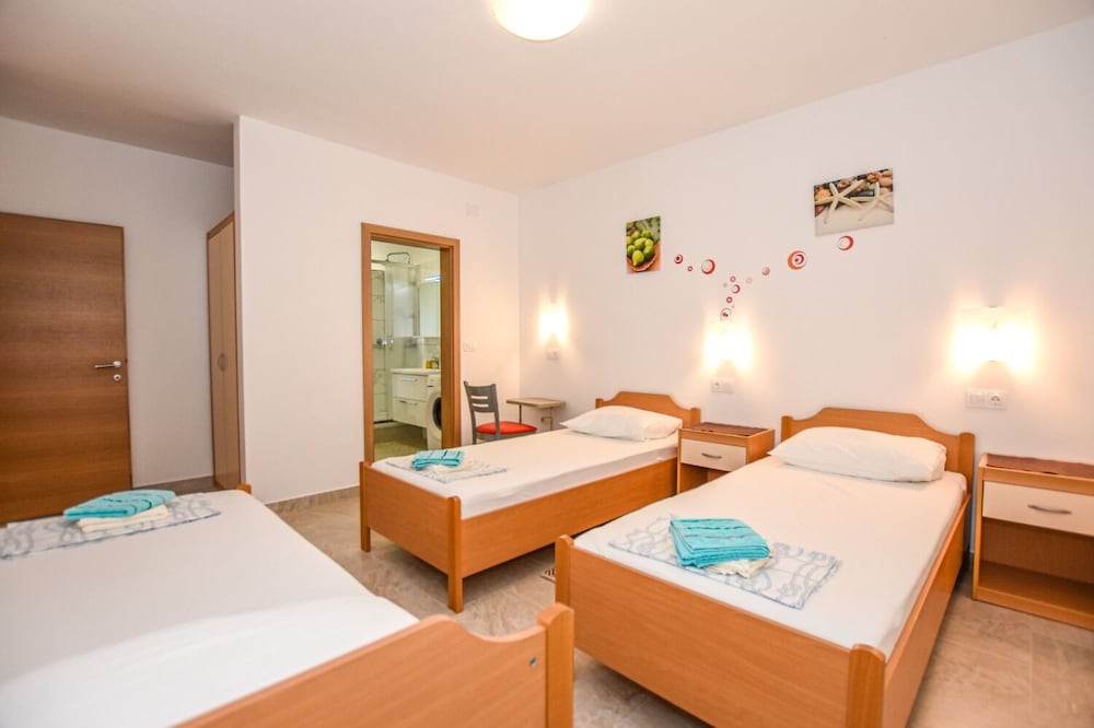 Apartment (Neve - 50 m from beach - A5(5)) photo 2