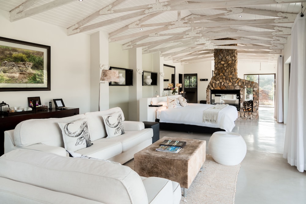 Buffalo Private Suite with Swimming Pool photo 1