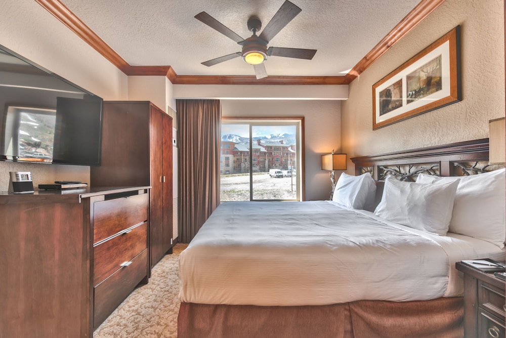 Deluxe Condo, Multiple Beds, Fireplace