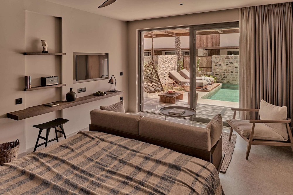 Private Pool Suite - Photo 2