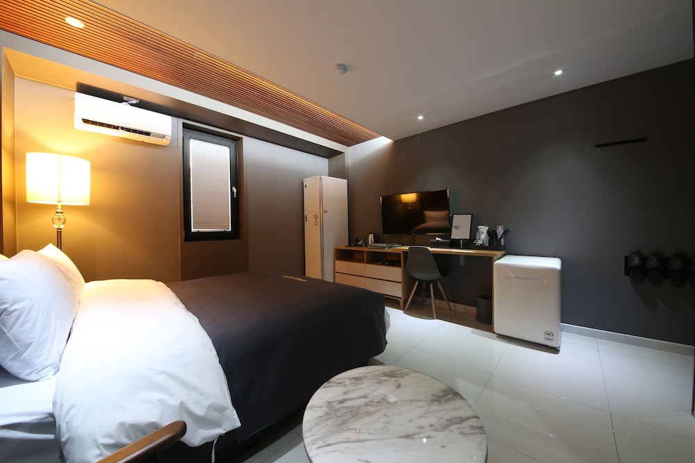 Premier Room (Air purifier, Netflix, Styler) photo 3