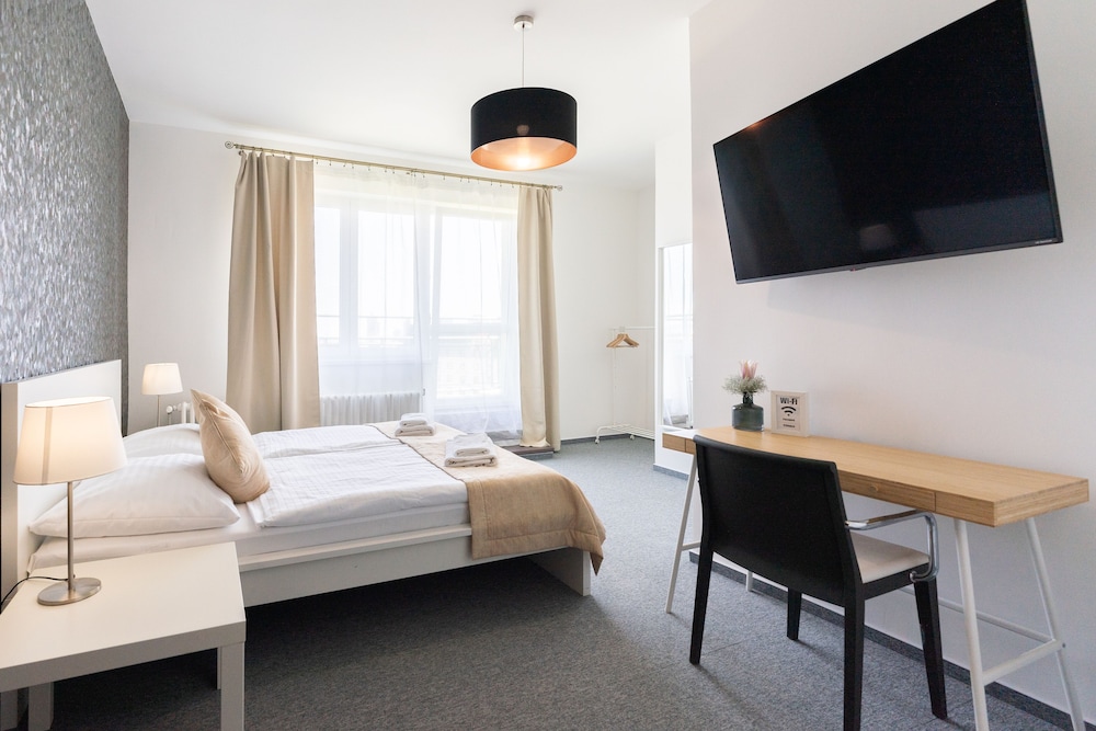 Deluxe Double Room, 1 Bedroom, Patio, City View photo 2