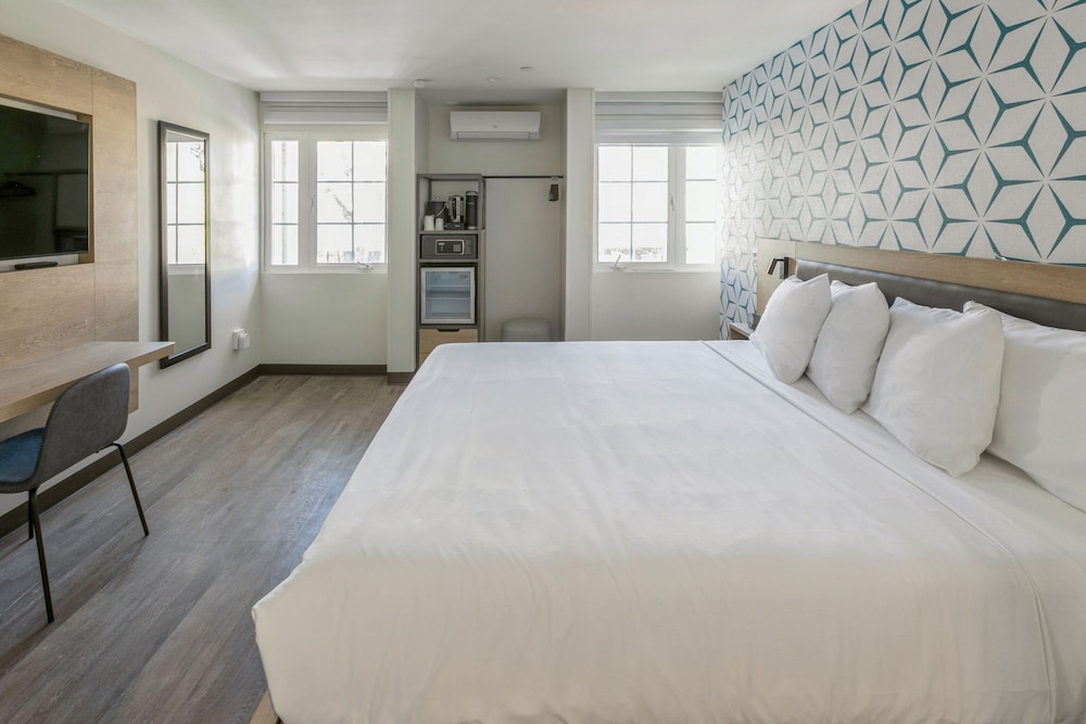 Signature Studio Suite, 1 King Bed (Self Check-in with Virtual Front Desk) - Photo 2