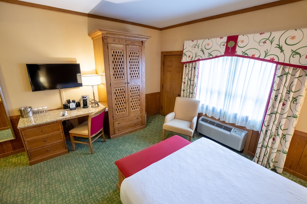 Deluxe Room, 1 Queen Bed photo 2